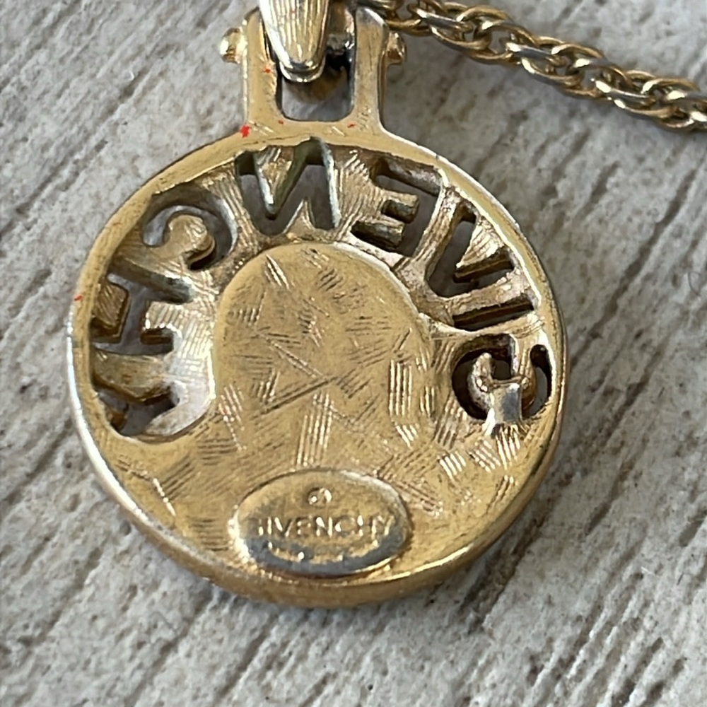 Givenchy Medallion Vintage Pendant Necklace - Picture 6 of 6